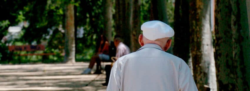 Un anciano camina a la sombra en el parque del templo de Debod, Madrid. Foto: EFE/Emilio Naranjo