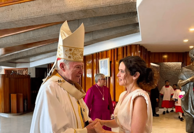Ayuso con el cardenal Aguiar