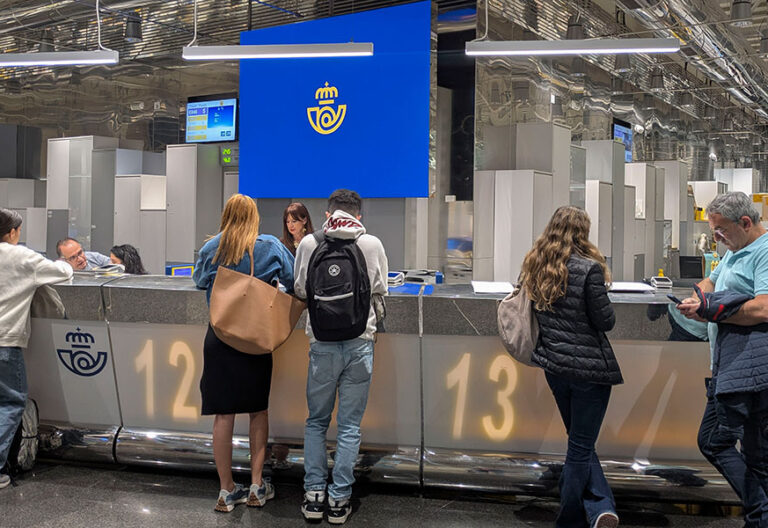 Oficina Principal de Correos en Madrid. Regularización extraordinaria de inmigrantes. EFE/ Laura López López