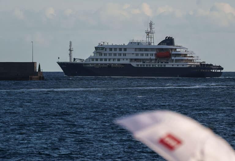 El crucero MV Hondius, afectado por varios casos de hantavirus, fondeado en el puerto de Granadilla Foto: EFE