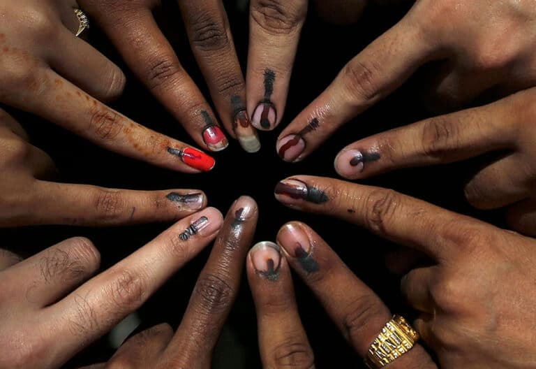 Varios jóvenes que votan por primera vez muestran los dedos manchados de tinta tras ejercer su derecho al voto en la sexta fase de las elecciones generales indias en Bombay. Foto: EFE