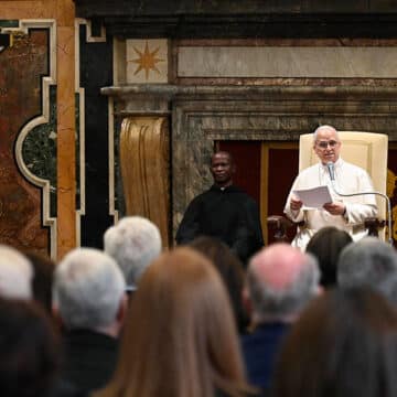 El Papa León XIV se reúne con miembros de la Fundación Pontificia en la Ciudad del Vaticano.