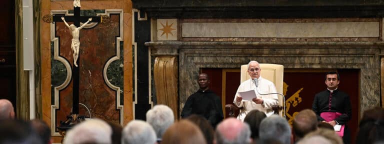 El Papa León XIV se reúne con miembros de la Fundación Pontificia en la Ciudad del Vaticano.