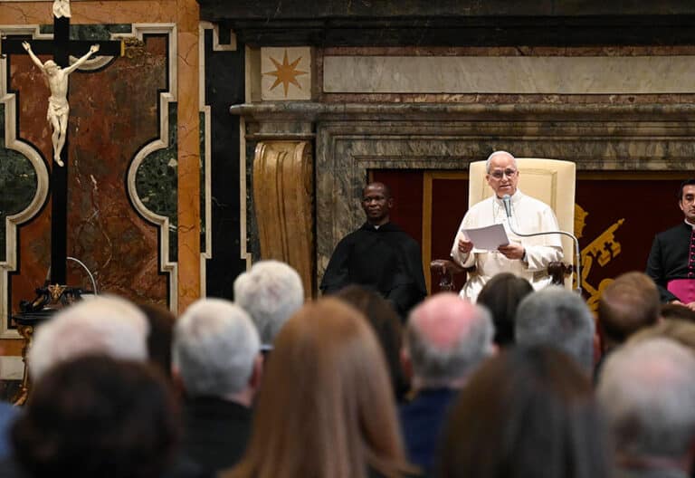 El Papa León XIV se reúne con miembros de la Fundación Pontificia en la Ciudad del Vaticano.