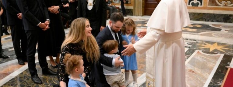 León XIV con una familia