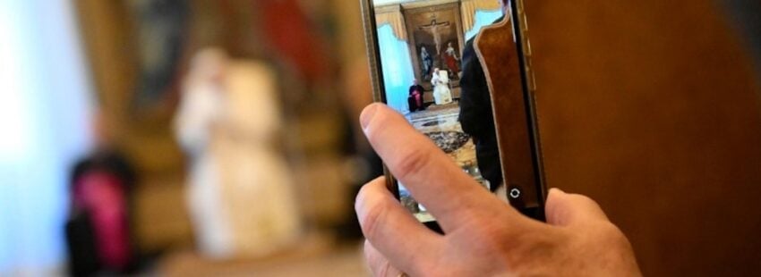 León XIV en la pantalla de un móvil durante una audiencia