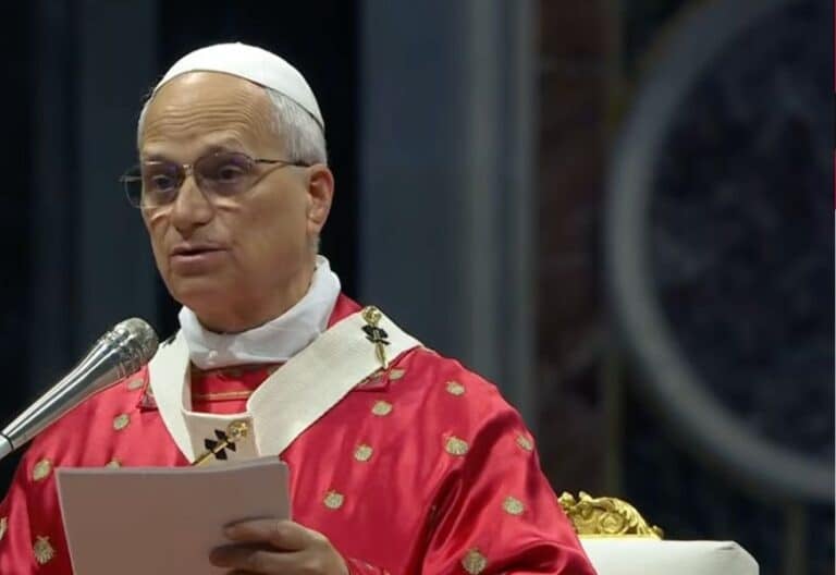 León XIV pide al Espíritu Santo en la misa de pentecostés que salve a la humanidad del “mal de