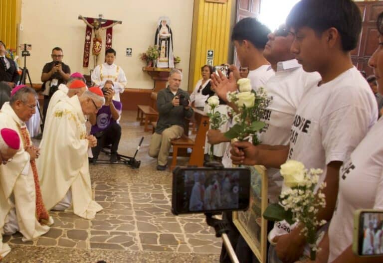 La Iglesia se arrodilla ante las comunidades de Catacaos afectadas por el Sodalicio