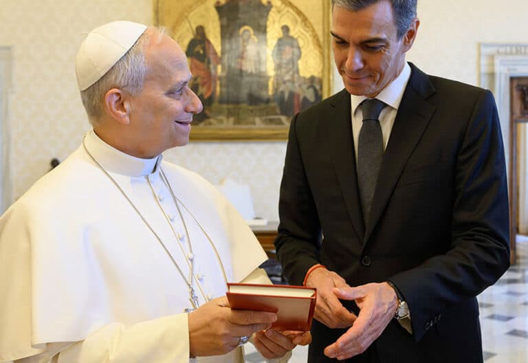 Pedro Sánchez visita a León XIV en el Vaticano