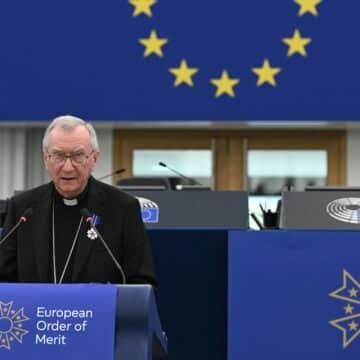 Parolin recibe la Orden Europea del Mérito