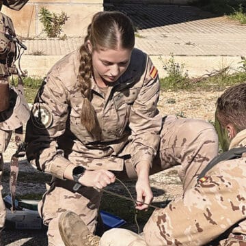 Leonor, junto a unos compañeros, en su formación militar.