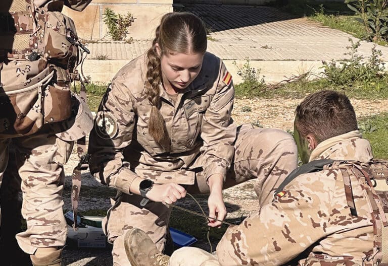 Leonor, junto a unos compañeros, en su formación militar.