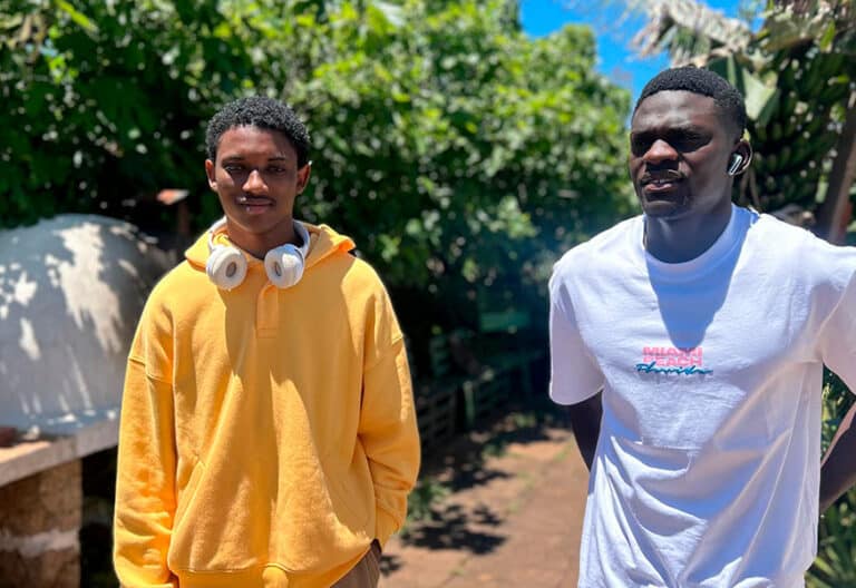 Babacar (de amarillo) y Mutarr forman parte del proyecto Ben de Cáritas Tenerife