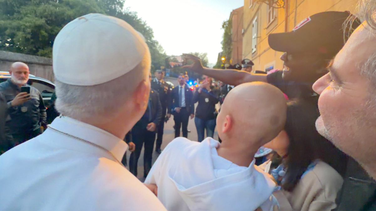 Selfie junto al Papa León XIV