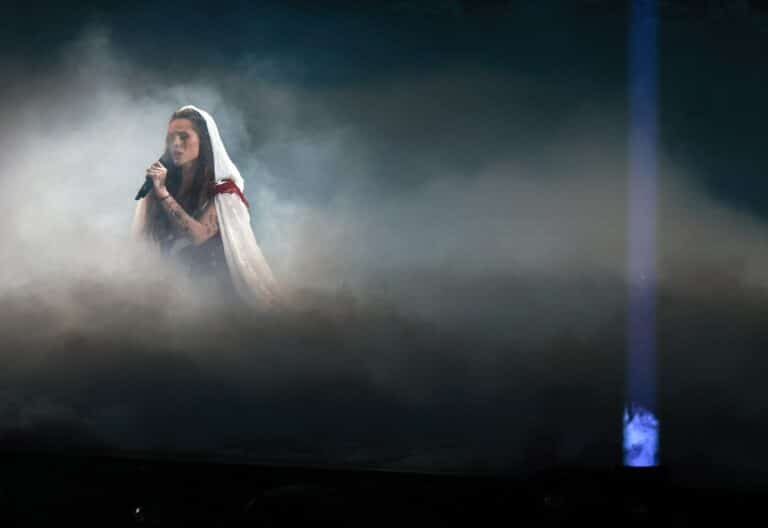 La otra polémica de Israel en Eurovisión: las redes oficiales ridiculizan los tatuajes católicos