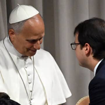 León XIV saluda a Christopher Olah, cofundador de Anthropic