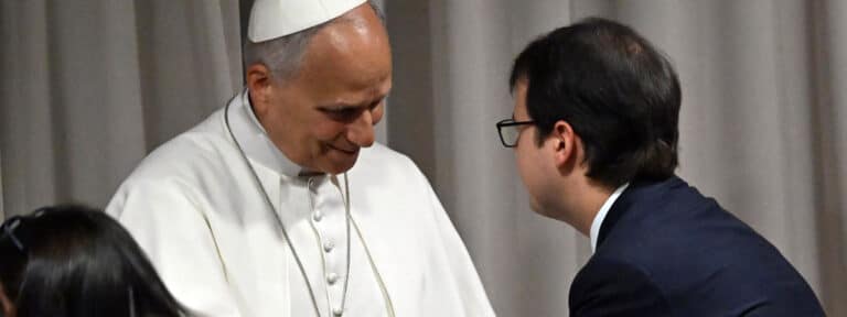 León XIV saluda a Christopher Olah, cofundador de Anthropic
