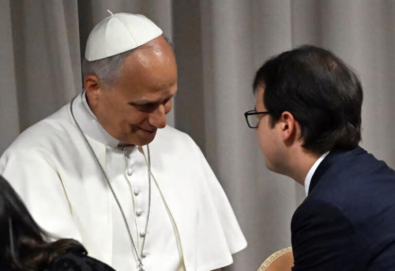 León XIV saluda a Christopher Olah, cofundador de Anthropic