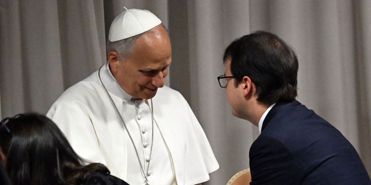 León XIV saluda a Christopher Olah, cofundador de Anthropic