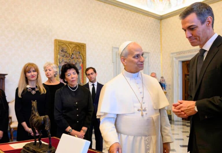 Pedro Sánchez y León XIV en su primer encuentro