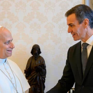 Pedro Sánchez y León XIV en su primer encuentro