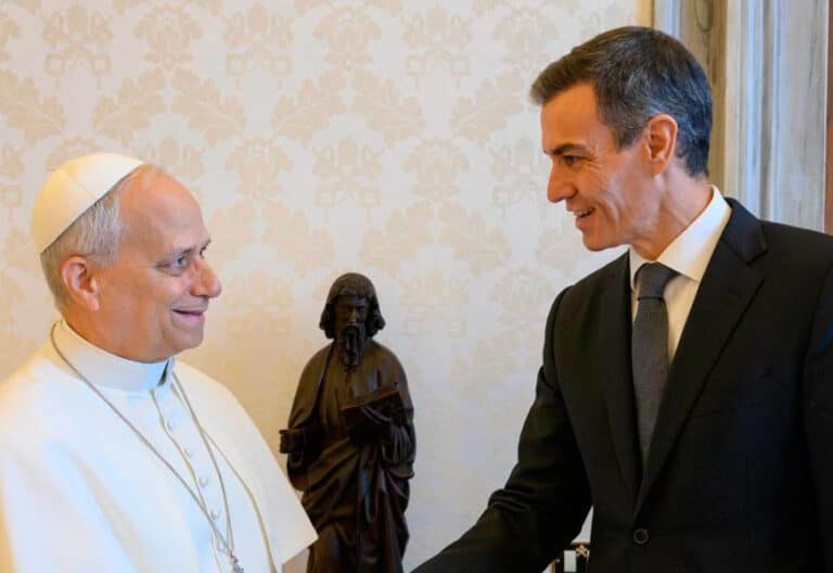 Pedro Sánchez y León XIV en su primer encuentro