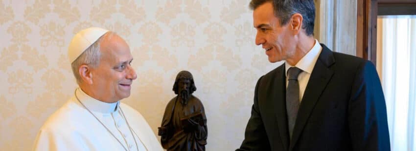 Pedro Sánchez y León XIV en su primer encuentro