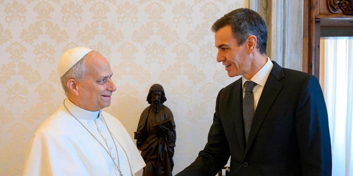 Pedro Sánchez y León XIV en su primer encuentro