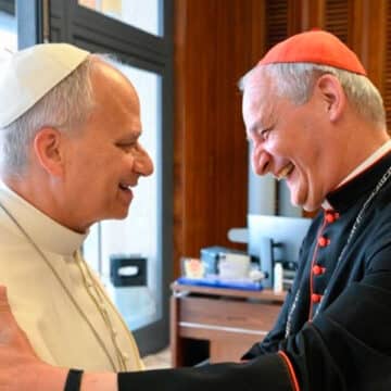 El papa saluda a Matteo Zuppi