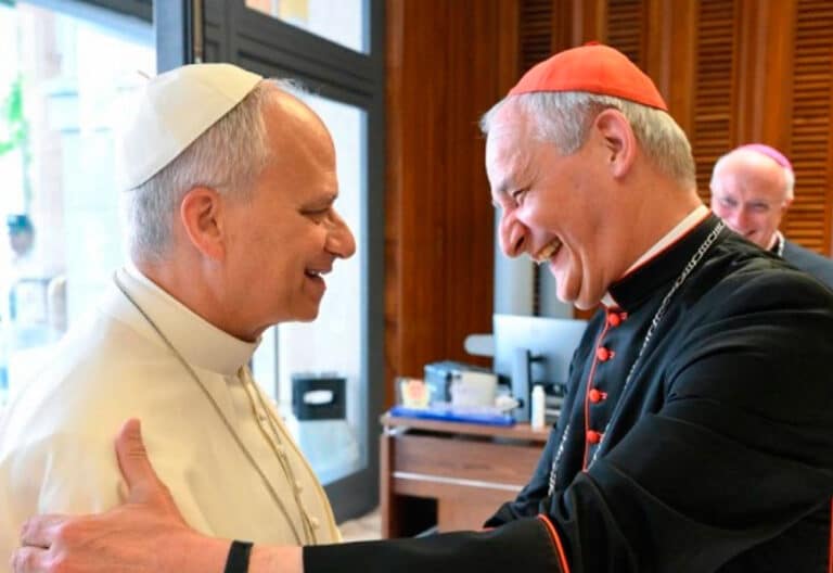El papa saluda a Matteo Zuppi