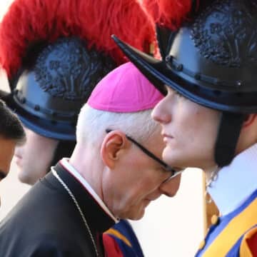 Pedro Sánchez, a su llegada al Vaticano para encontrarse por primera vez con León XIV
