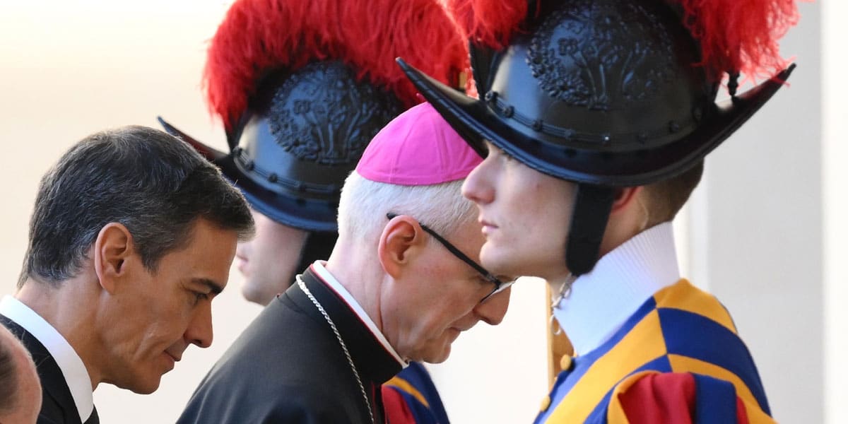 Pedro Sánchez, a su llegada al Vaticano para encontrarse por primera vez con León XIV
