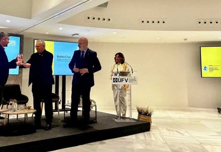 Rubén Cruz recoge el Premio Lolo 2026 de periodismo. Foto: Vida Nueva