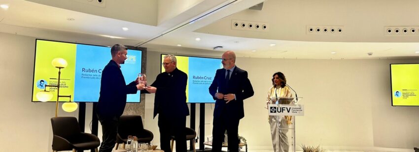 Rubén Cruz recoge el Premio Lolo 2026 de periodismo. Foto: Vida Nueva