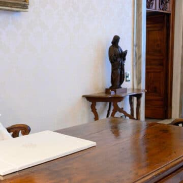 Pedro Sánchez y León XIV en su primer encuentro