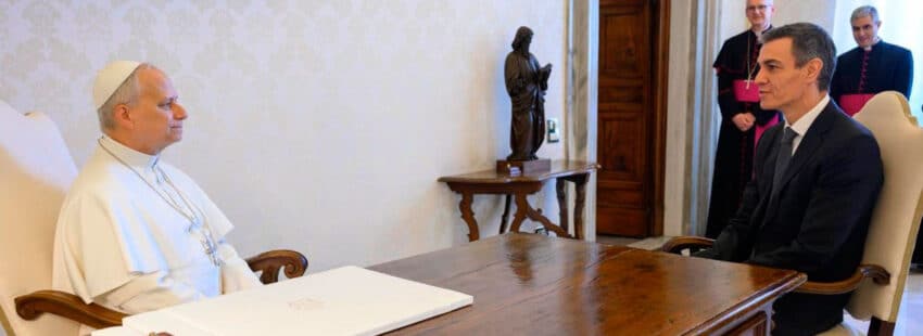 Pedro Sánchez y León XIV en su primer encuentro
