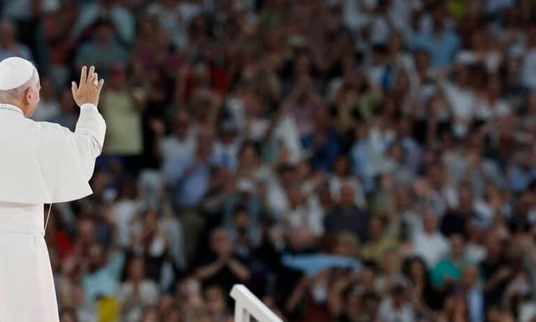 El papa León XIV saluda a los fieles en el estadio Santiago Bernabéu