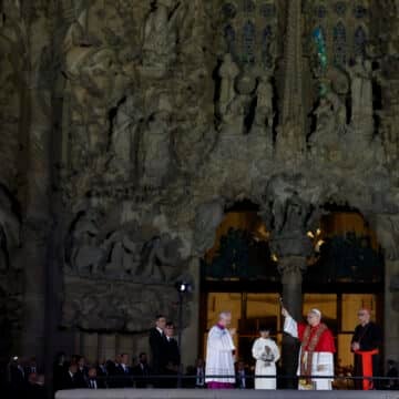 La torre de Jesús ya luce bendecida sobre el cielo de Barcelona