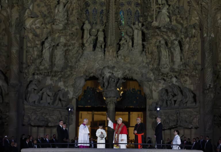 La torre de Jesús ya luce bendecida sobre el cielo de Barcelona