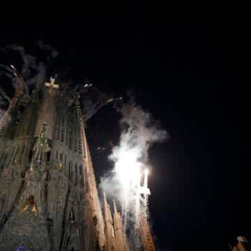 La Policía frena al coro que buscaba reventar la bendición del Papa a la Sagrada Familia