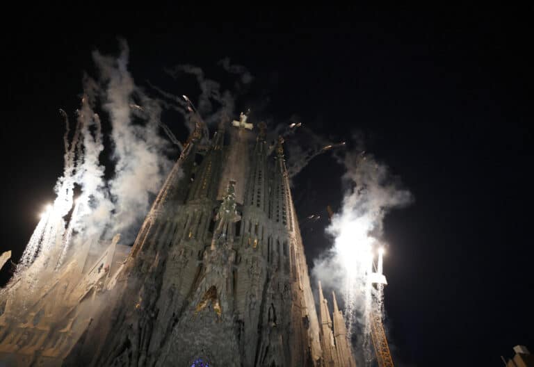 La Policía frena al coro que buscaba reventar la bendición del Papa a la Sagrada Familia
