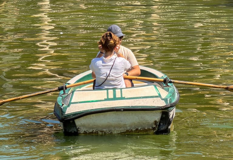 Una pareja rema en las barcas de la Plaza España en Sevilla. Pareja. Rumbo. Remar. Dirección