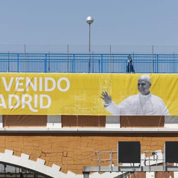 Pancarta de bienvenida a León XIV