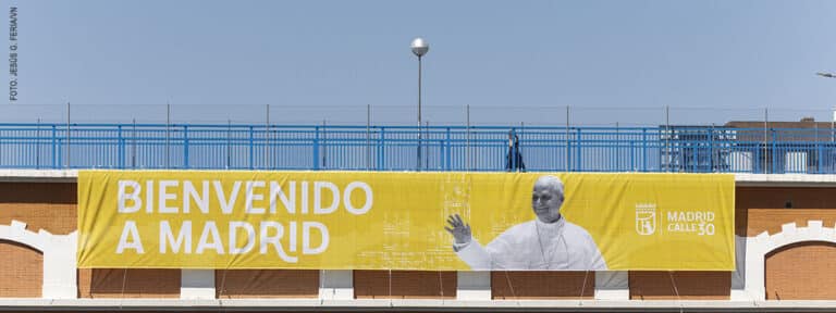 Pancarta de bienvenida a León XIV