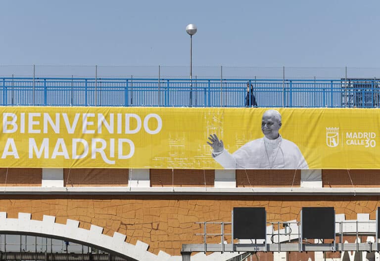 Pancarta de bienvenida a León XIV