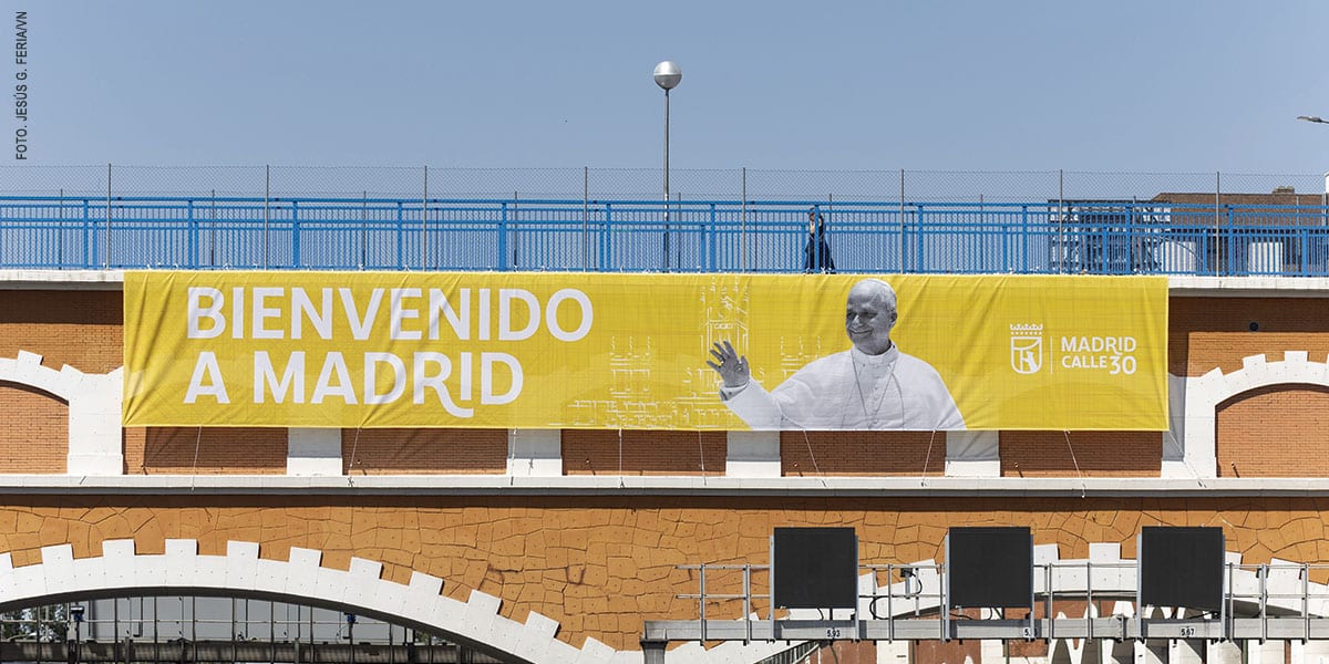 Pancarta de bienvenida a León XIV