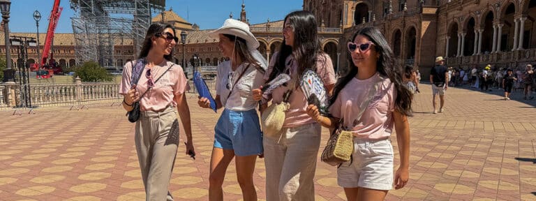 Un grupo de amigas en la Plaza España de Sevilla