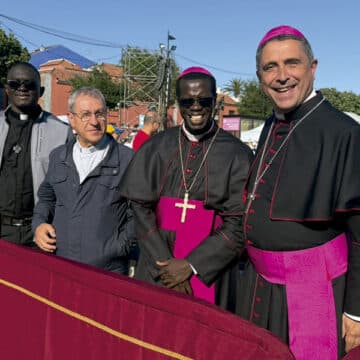 De izquierda a derecha, Steve Youm (Senegal); Fernando Redondo Pavón, director del Departamento de