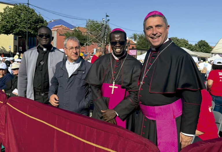 De izquierda a derecha, Steve Youm (Senegal); Fernando Redondo Pavón, director del Departamento de