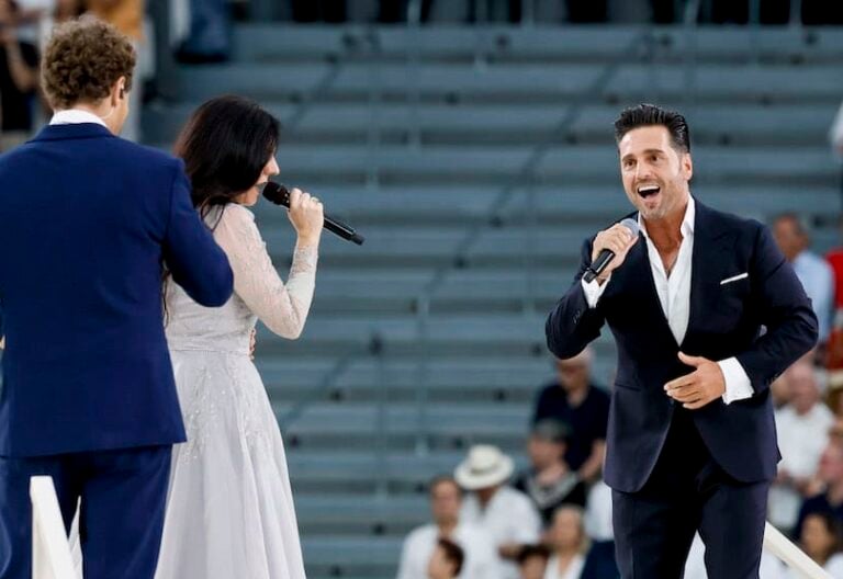 David Bustamante en su actuación en el Santiago Bernabéu